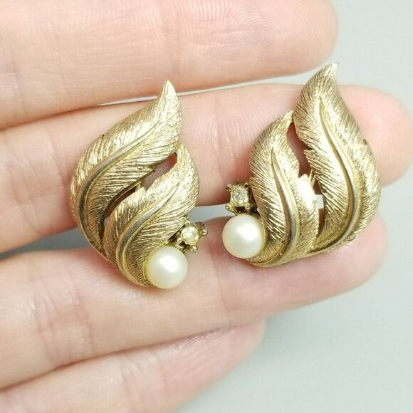 Vintage Crown Trifari Gold Tone Faux Pearl Clip On Earrings Retro Estate, Signed - Picture 7 of 7